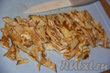 Остывшие блинчики нарезать на полоски.