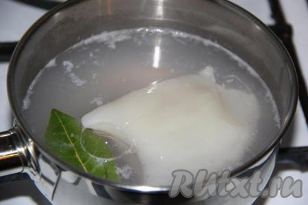 Для того чтобы отварить кальмаров, нужно поставить кастрюлю с водой на огонь, можно добавить лавровый лист. Когда вода закипит, опустить в неё тушку кальмара (я предпочитаю варить одновременно 1-2 тушки кальмара). Варить 10 секунд, затем достать кальмара и выложить на тарелку. Снова дать воде хорошо закипеть, опустить в кипящую воду следующую тушку и тоже варить 10 секунд, затем достать из воды. Отварить таким образом всех кальмаров, а затем дать им остыть. Кальмары, отваренные по этому рецепту, получаются нежнейшими.