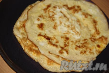 Готовые блинчики переложить на тарелку и остудить.