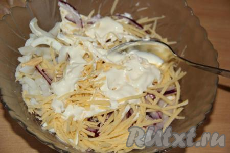 В салат из кальмаров, яиц, лука и яичных блинчиков добавить соль по вкусу, сыр и майонез.&nbsp;