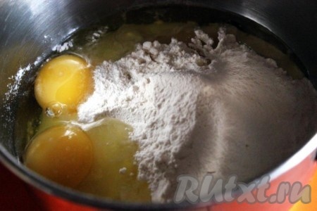 Для теста соедините муку с разрыхлителем, сгущенное молоко, яйца, растительное масло и соль, тщательно перемешайте и взбейте.