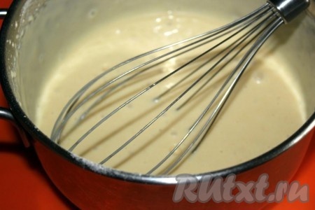 Тесто на сгущенном молоке получается не густое, но пышное.
