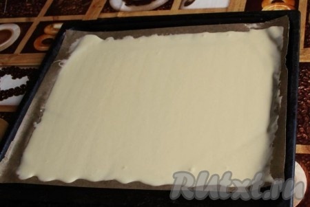 Распределите тесто, чтобы оно было толшиной около 5 мм на бумаге для выпечки или силиконовом коврике, можно и на смазанном противне, но я не пробовала так делать, думаю - это сложнее...