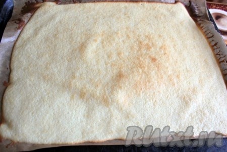 Поместите тесто на 5 минут в разогретую духовку при 180-200 градусах.