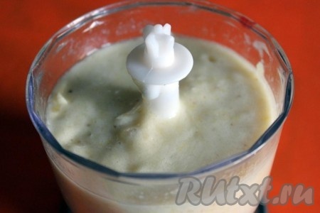 За это время приготовьте начинку - один банан нарежьте на дольки, а второй измельчите вместе с дольками лимона в блендере.