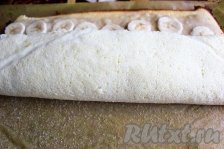 Затем скрутите рулет, постепенно снимая бумагу (или силиконовый коврик).