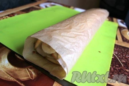 Тонкий корж да уже с начинкой остывает быстро и рукам горячо не будет, зафиксируйте его. Затем можно посыпать сахарной пудрой или украсить по своему вкусу.