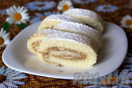 Рулет из теста на сгущенном молоке с фруктовой начинкой