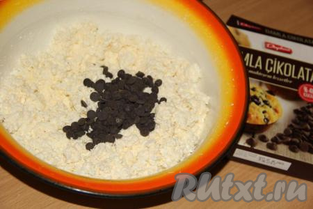 Ещё раз перемешать, масса получится липкой, добавить шоколадные капли. Если нет шоколадных капель, то можно использовать шоколад, натёртый на крупной тёрке или нарезанный на мелкие кусочки.