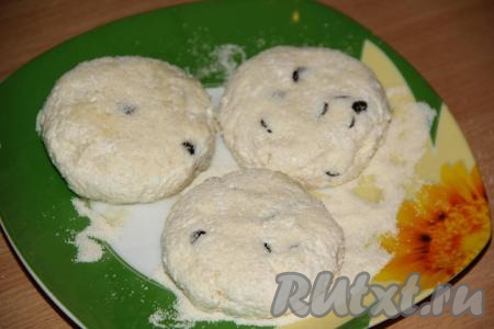 Сформировать сырники и обвалять их в манке.
