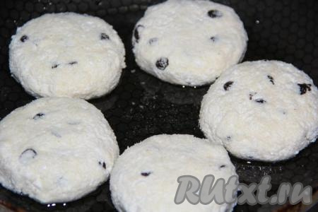 В разогретую сковороду влить растительное масло, выложить сырники с шоколадом.