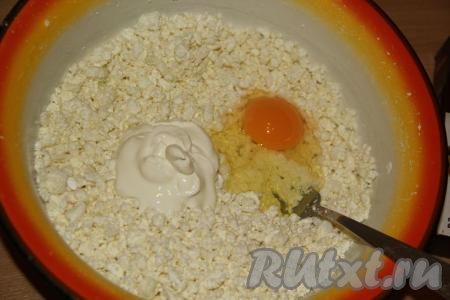 Перемешать массу, добавить яйцо и сметану.