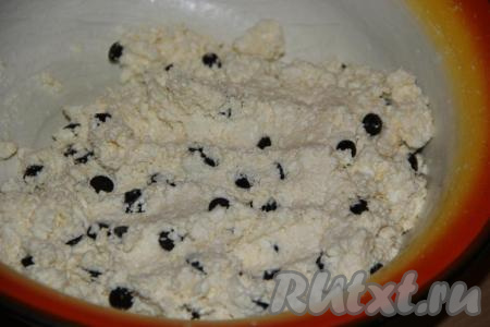 Вмешать шоколад&nbsp;в творожную массу.