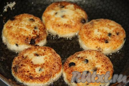 Жарить сырники на среднем огне с двух сторон до золотистого цвета на среднем огне.