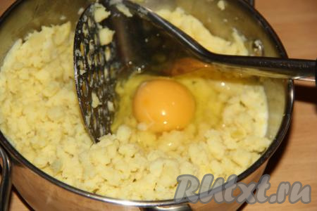 Картофель растолочь толкушкой, затем добавить яйцо, размять до однородности.