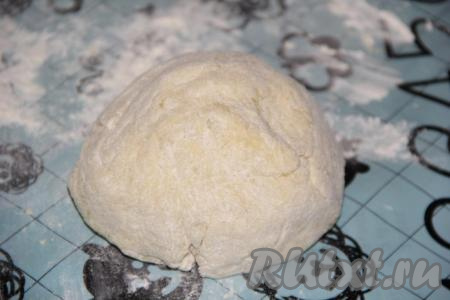 Затем переложить тесто на силиконовый коврик (или на стол, присыпанный мукой) и, продолжая постепенно подсыпать муку, замесить нежное, мягкое, слегка липнущее картофельное тесто.