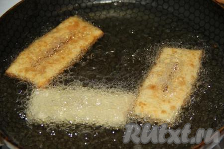 Я жарила картофельный хворост на сковороде, можно использовать сотейник. Влить масло в сковороду и хорошо разогреть. Опустить несколько полосок из теста в масло (хорошо разогретое масло должно полностью покрывать хворост) и жарить на среднем огне до золотистого цвета со всех сторон. Хворост жарится очень быстро.