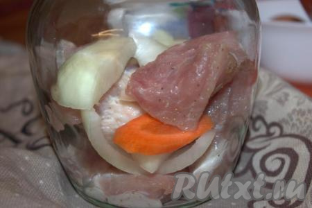 Я запекала свинину в нескольких небольших стеклянных банках, но можно точно также  запечь и в одной банке большего размера. В чистые сухие банки слоями выложить нарезанную морковь, лук и кусочки свинины, не доходя до верха банки, примерно, 2 сантиметра.