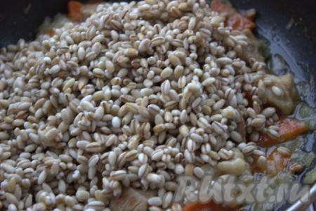 Набухшую перловую крупу добавить в сковороду к обжаренным овощам и мясу, разровнять. Затем в сковороду влить бульон (или кипячёную воду), посолить, приправить специями по вкусу, накрыть крышкой, уменьшить огонь до минимума. Готовить перловую кашу со свининой на сковороде под крышкой до полной готовности крупы (примерно, 50-60 минут). По истечении времени сковороду снять с плиты, укутать полотенцем и оставить "отдыхать" на 15-20 минут.