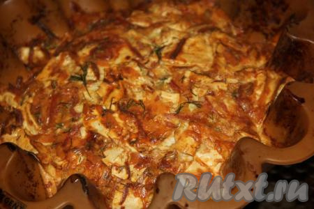 Выпекать рваный пирог из лаваша с сыром и колбасой в разогретой духовке минут 35-40 при температуре 200 градусов. Верх пирога должен подняться и покрыться красивой корочкой.