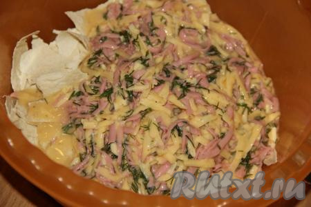 Влить получившуюся массу в миску с лавашом.