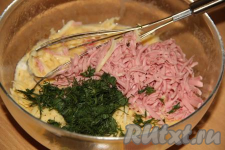 Зелень вымыть, обсушить, мелко нарезать. Колбасу натереть на крупной тёрке и вместе с зеленью добавить в яично-сырную массу.