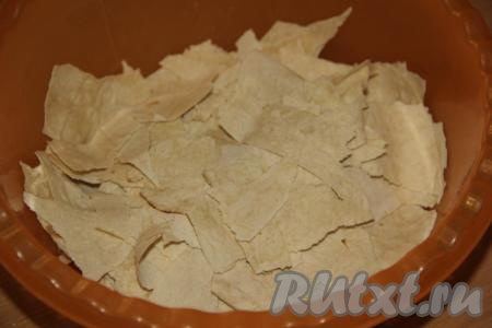 В глубокую миску нарвать лаваш на кусочки размером, примерно, 5х5 см.