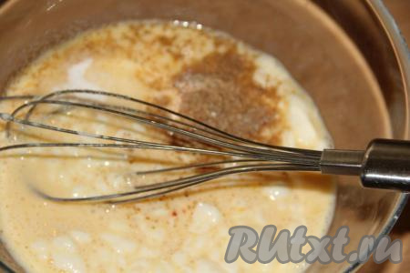 Перемешать яично-молочную массу и слегка посолить. Можно добавить пару щепоток любых специй.