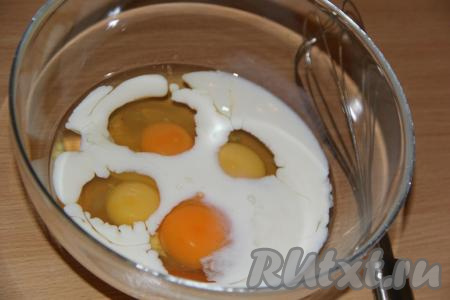 В отдельной миске соединить яйца, молоко и растительное масло.
