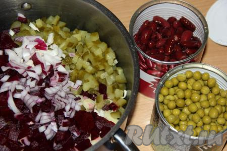 Соединить картофель, капусту, огурцы, свеклу, морковь и лук, перемешать винегрет и посолить по вкусу. С горошка и фасоли слить жидкость.