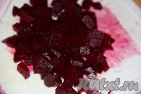 Свеклу нарезать на кубики среднего размера.