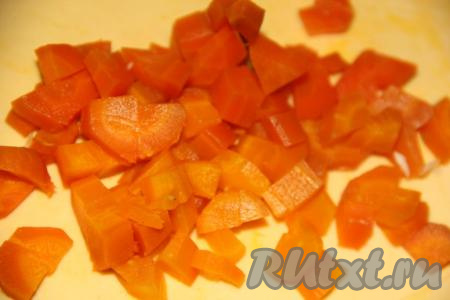 Нарезать на мелкие кубики морковь.