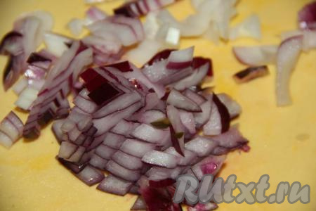 Лук очистить и мелко нарезать.