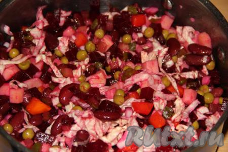 Перемешать винегрет и заправить растительным маслом.