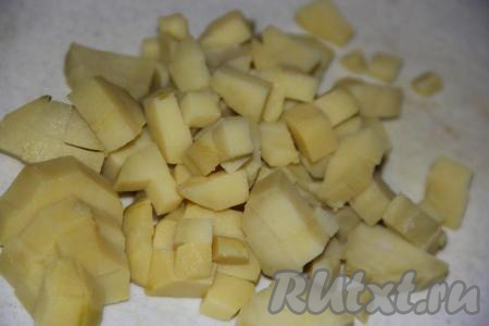 Картофель, морковь и свеклу предварительно сварить до готовности (свекла, в зависимости от размера, варится минут 45-60 с момента начала кипения воды, картошка и морковка будут готовы через 20-25 минут с момента закипания воды), затем остудить и очистить. Картошку нарезать на средние кубики.