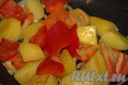 Удалить из болгарского перца плодоножку с семенами, а затем нарезать на кусочки среднего размера (не нужно нарезать мелко). Когда картофель и морковка с луком станут золотистого цвета, выложить к ним кусочки перца и обжарить на среднем огне 2-3 минуты, периодически помешивая.