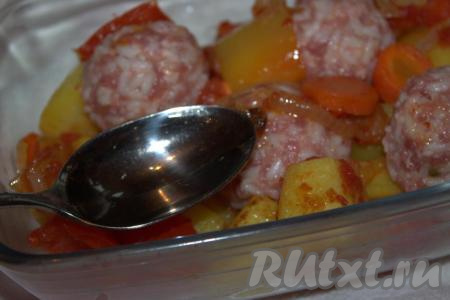 В жаропрочную форму выложить горячие овощи, сверху разложить подготовленные тефтели, влить 2-3 столовые ложки горячей воды (вода должна покрывать дно формы). Я готовила в нескольких небольших формах.