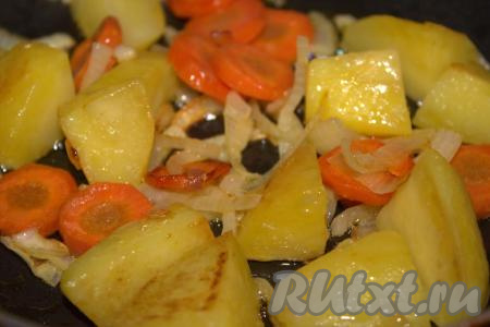 В сковороде разогреть растительное масло, выложить нарезанные картофель, морковь и лук, обжарить овощи на среднем огне до лёгкого золотистого цвета (в течение минут 7-10), иногда перемешивая.&nbsp;
