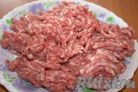 Мякоть свинины (или другое мясо) хорошо вымыть, нарезать на кусочки и пропустить через мясорубку. Можно использовать покупной фарш.
