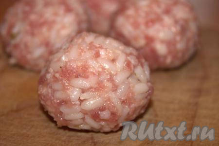 Фарш с рисом и специями хорошо перемешать, из получившейся массы влажными руками сформировать шарики средних размеров - тефтельки.