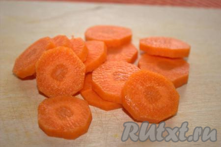 Лук очистить, нарезать произвольно (я нарезала четверть кольцами). Морковь очистить и нарезать кольцами.&nbsp;