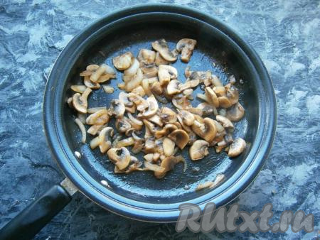 Обжарить шампиньоны с луком на среднем огне, добавив в сковороду соевый соус, немного соли и чёрного молотого перца, в течение минут 5-6 (не более), затем снять грибочки с огня и остудить.