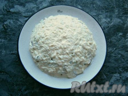 Яйца, предварительно отваренные в течение минут 10 с момента начала кипения воды, остудить, очистить, разделить на желтки и белки. Натереть белки на средней (или мелкой) тёрке и выложить на огурцы, покрывая салат и сверху, и с боков, придавая блюду форму полушара. Смазать майонезом.