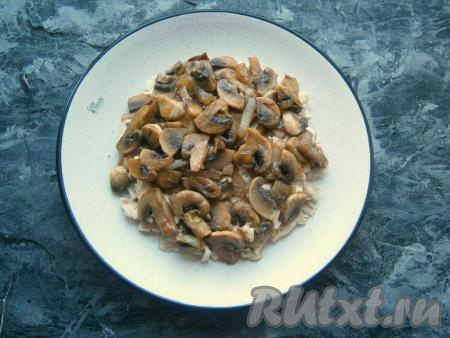 Далее выложить слой обжаренных грибов с луком.