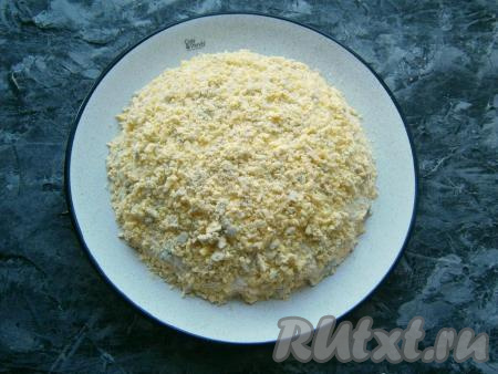 Желтки тоже натереть на средней (или мелкой) тёрке и посыпать ими салат сверху, майонезом не смазывать.