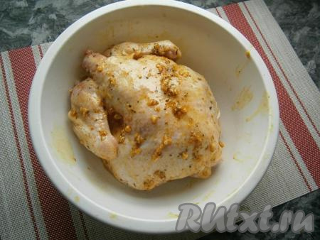 Половиной полученной смеси хорошо натереть курицу и внутри, и снаружи.
