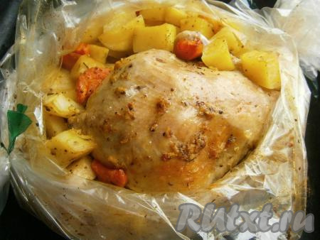 Рукав поместить на противень (или в подходящую по размеру форму) и отправить в разогретую до 180 градусов духовку на 1 час. Затем аккуратно рукав разрезать сверху и дать курице зарумяниться в духовке в течение минут 15-20 при той же температуре.