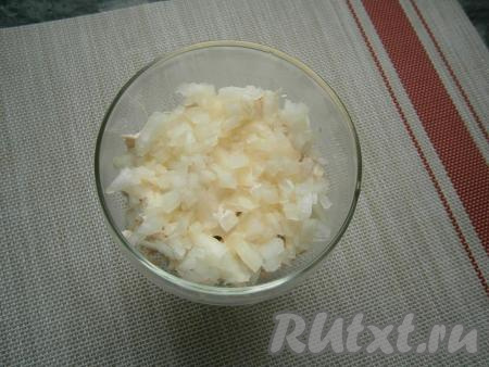 Лук хорошо отжать от маринада и выложить на курицу.