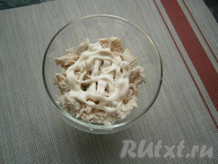 Смазать мясо майонезом.