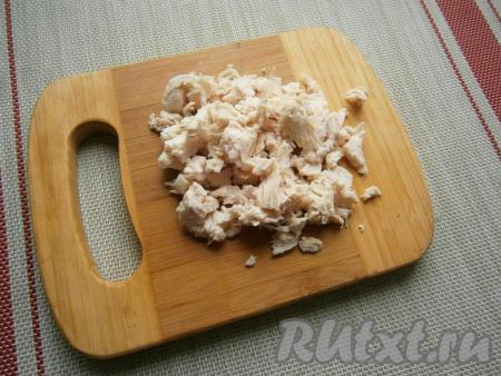 Курицу предварительно отварить в воде в течение 35-40 минут, добавив соль по вкусу. Мясо остудить и отделить от костей (если есть). Нарезать курицу кусочками.